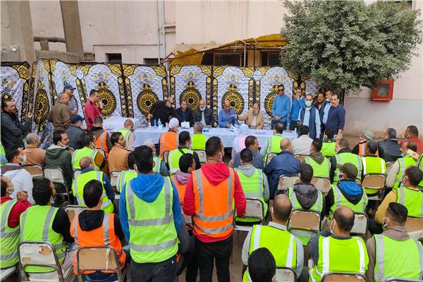 تكريم العامل المثالى بمياه شرب الوراق