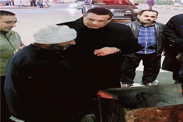 محافظ البحيرة مع عامل النظافة 