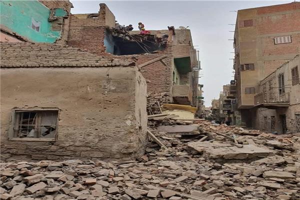 الجيزة تزيل عقارين متصدعين بمنطقة الكيت كات بامبابة