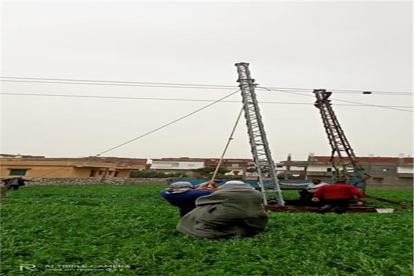  سقوط شجرة على أسلاك الكهرباء بطريق الرحمانية شبراخيت