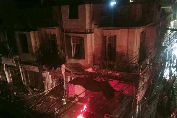أهالى القيسارية يواصلون إخلاء مخزن  ومحل مفروشات محترق