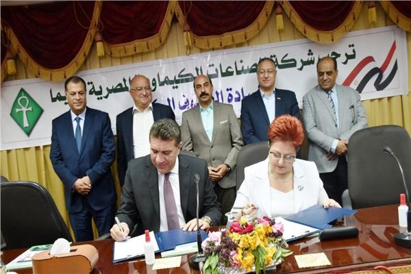 كيمائي عماد حمدي اثناء توقيع البروتوكول 