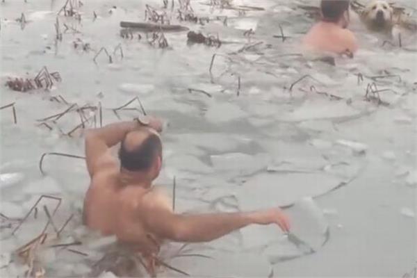 شرطيان يلقون بأنفسهم في بحيرة جليدية