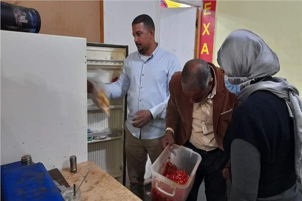 تحرير 14 مخالفة تموينية خلال حملات على أسواق ومنافذ البيع في القصير