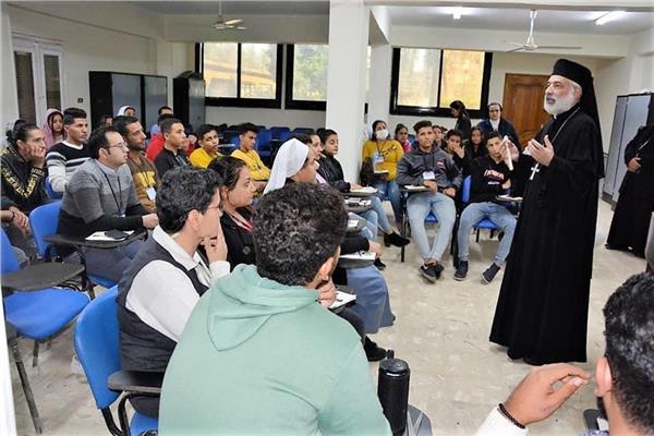  الأنبا باسيليوس يلتقي بشباب الدعوات بسمالوط 