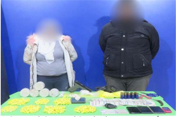 المتهمان وأمامهما المضبوطات