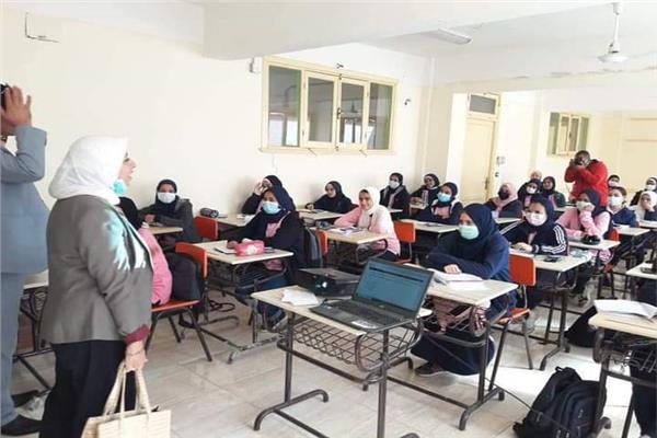 رئيس قطاع التعليم العام تزور مدارس المتفوقين بالاقصر