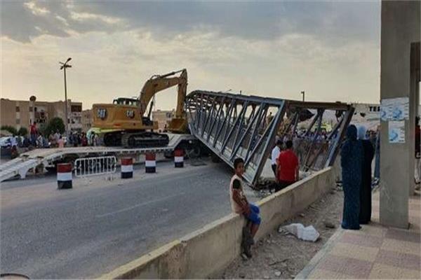  اصطدمت سيارة نقل مقطورة أثناء سيرها على طريق الواحات بـ كوبرى مشاة