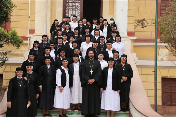 الأنبا باخوم يحتفل بذكرى تأسيس رهبنة القبطيات بمصر الجديدة