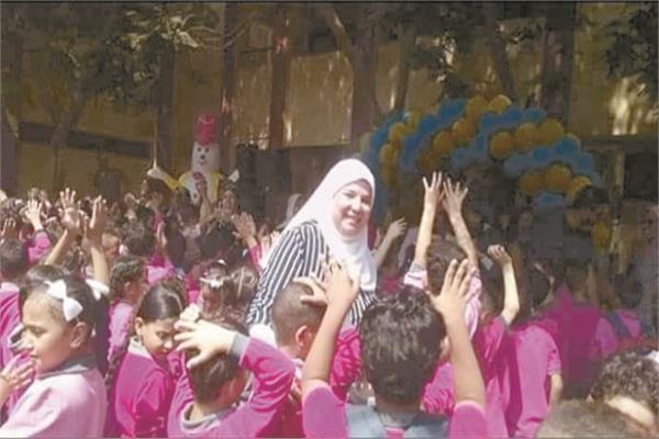 د. إيمان عبد الله وسط التلاميذ