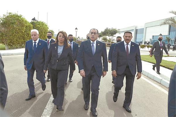 د. مصطفى مدبولى ود. غادة والي  ورئيس الرقابة الإدارية ومحافظ جنوب سيناء قبل الجلسة الافتتاحية