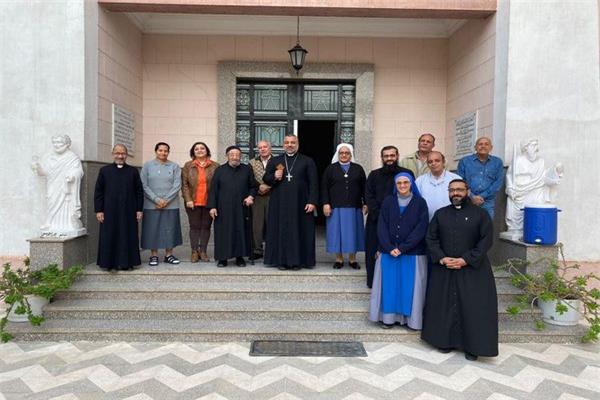الأنبا عمانوئيل يلتقي بأعضاء هيئة التدريس بمعهد التعليم المسيحي بالإيبارشية