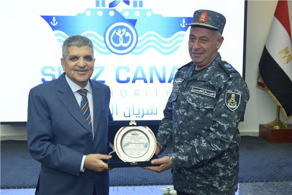الفريق أسامة ربيع ومدير معهد الدراسات العليا البحرية
