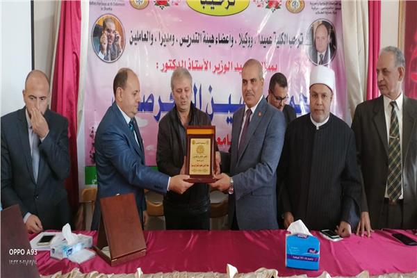 رئيس جامعة الأزهر يكرم المتميزين  في الأنشطة الطلابية بجامعة الأزهر بمحافظة الشرقية