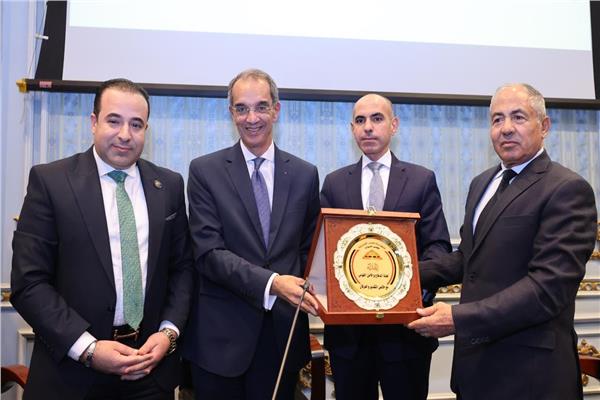 عمرو طلعت وزير الاتصالات وتكنولوجيا المعلومات