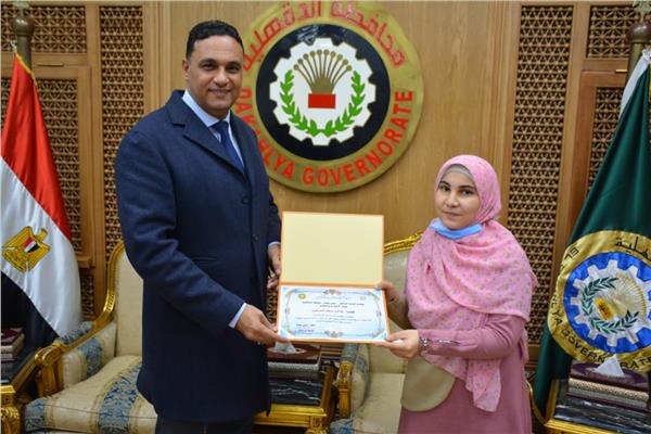 الدكتور أيمن مختار محافظ الدقهلية يكرم الطالبة هاجر سعد