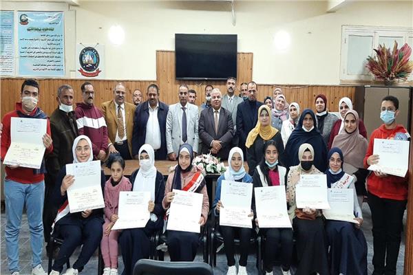وكيل تعليم دمياط" يكرم الطلاب الفائزين في مسابقة "الطالب المعلم"