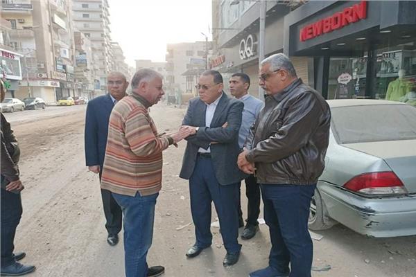 محافظ الشرقية خلال الجولة