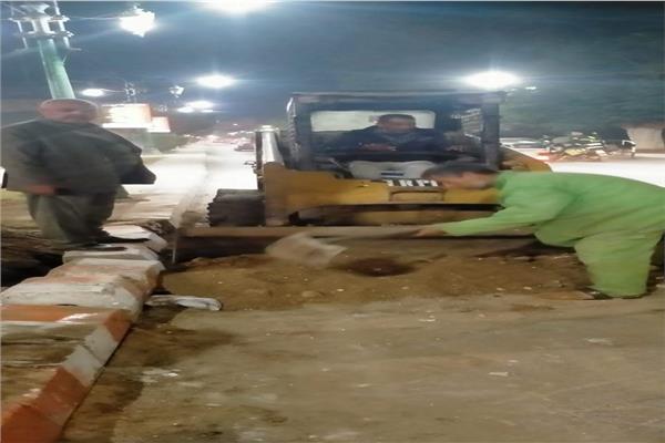 تمهيد طريق الكورنيش بعد انتهاء أعمال شركة المياه بالطريق  