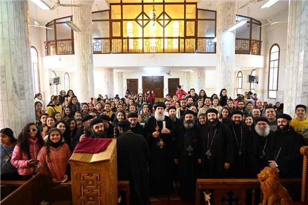 الأنبا فام يكرم أوائل معهد الكتاب المقدس بالمنيا   