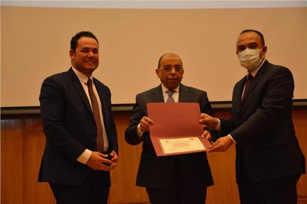 وزير التنمية المحلية يكرم محافظة المنيا 