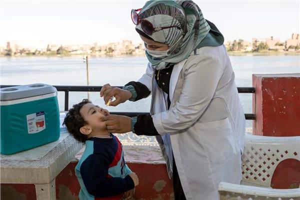تطعيم الأطفال ضد مرض شلل الأطفال بقنا