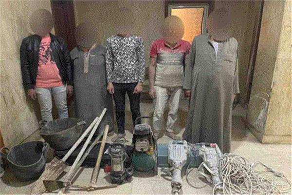 ضبط 5 أشخاص أثناء قيامهم بالتنقيب عن الآثار
