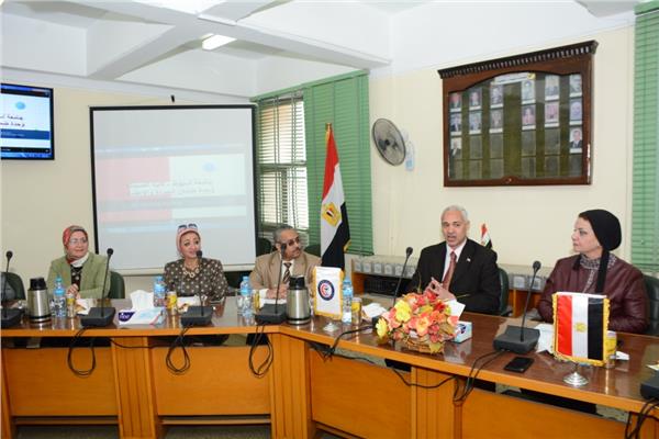 نائب رئيس جامعة أسيوط تترأس أعمال اجتماع لجنة المختبرات و الأجهزة العلمية 