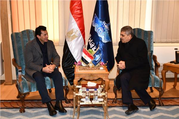 وزير الشباب والرياضة والفريق أسامة ربيع يحتفون بذوي الهمم خلال زيارتهم لقناة السويس