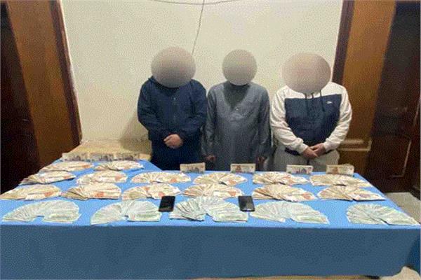 المتهمون وأمامهم المضبوطات