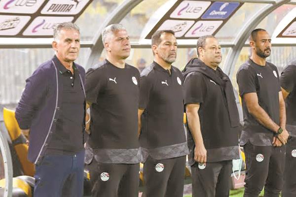 الشائعات تحيط بالجهاز الفنى للمنتخب  منذ توليه المسئولية