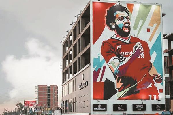 رؤوف غنيم يرسم نجم ليفربول محمد صلاح على أحد المبانى الشاهقة بالقرب من حي جامعة المنصورة