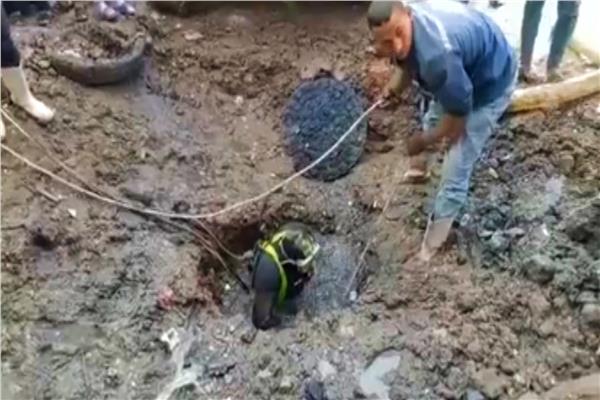 الجيزة تستعين بغواصين لتطهير الصرف الصحي