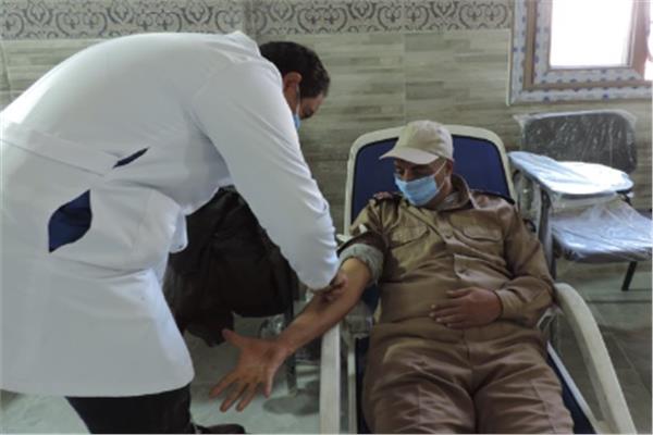 رجال الشرطة يتبرعون بدمائهم