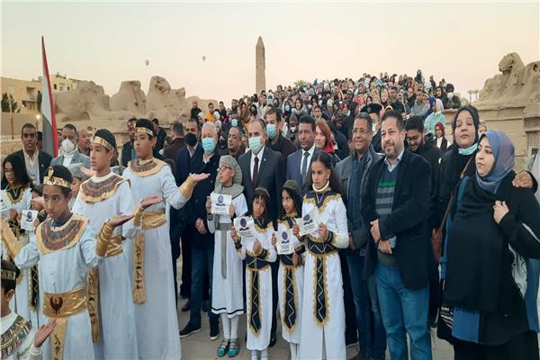 توافد المصريين والأجانب لمشاهدة تعامد الشمس على معابد الكرنك