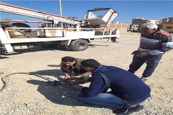 إصلاح الأعطال وصيانة خلايا أعمدة الإنارة بالشوارع الفرعية والرئيسية بالقصير