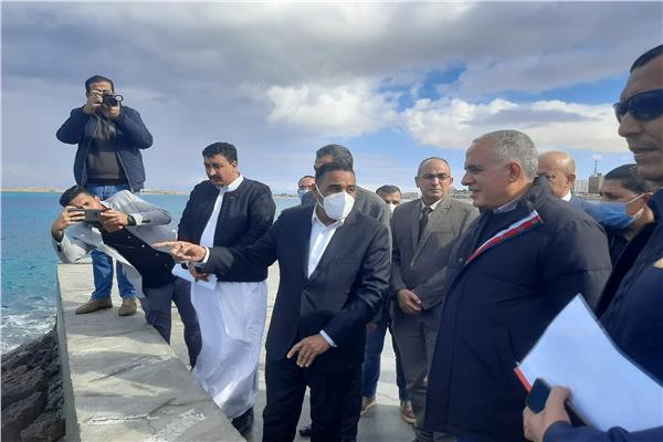 وزير الري يتفقد المرحلة الأولى لحماية الشواطيء بكورنيش مدينة مرسى مطروح