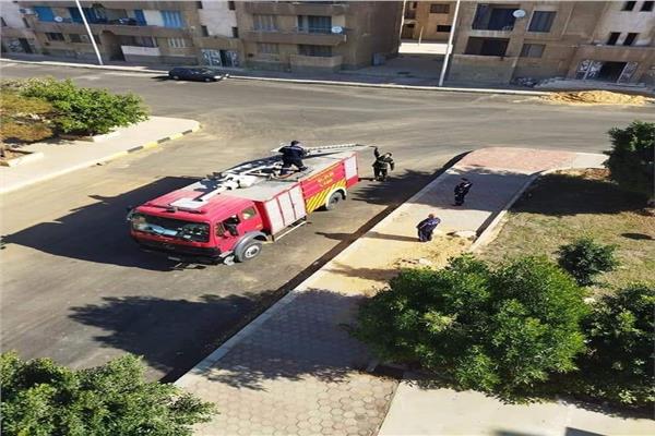 أمن القاهرة ينقذ قطة عالقة داخل عقار بالشروق