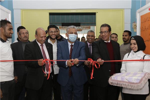 رئيس جامعة جنوب الوادي يفتتح معرض الابداعات الفنية
