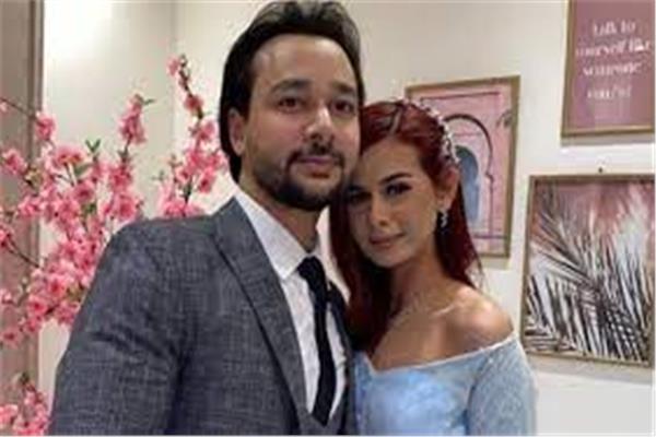الفنانة منة عرفة وزوجها محمود المهدي 
