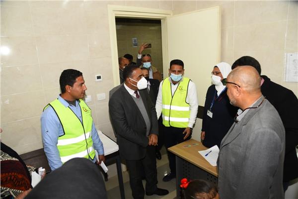 محافظ مطروح يتابع أعمال قافلة مجلس الوزراء الطبية
