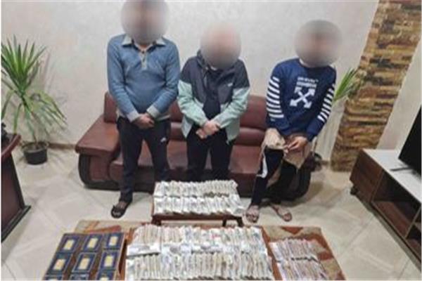 المتهمين بحوزتهم الاموال و السبائك الذهبية