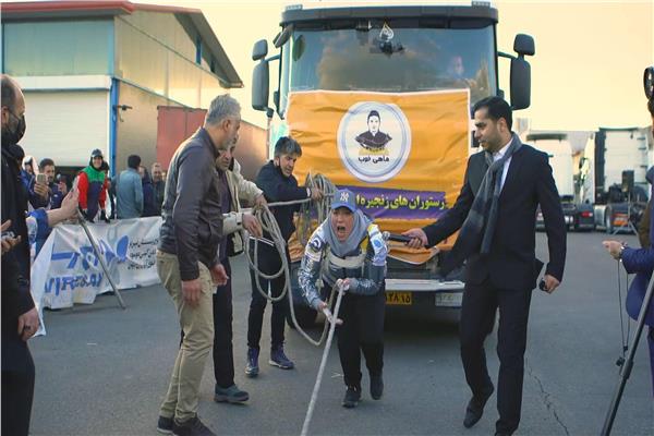 سيدة تنجح في تحطيم رقمًا قياسيًا بجر شاحنة