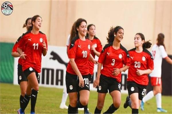 لاعبات منتخب الكرة النسائي
