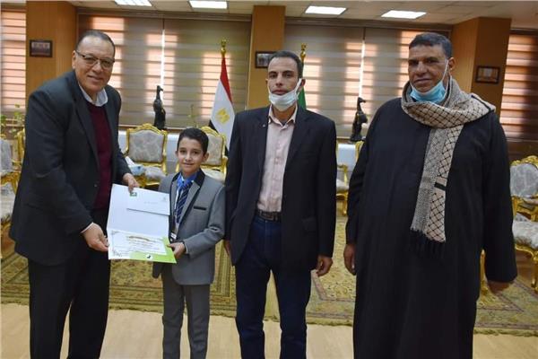 محافظ الشرقية يُكرم الطفل احمد تامر