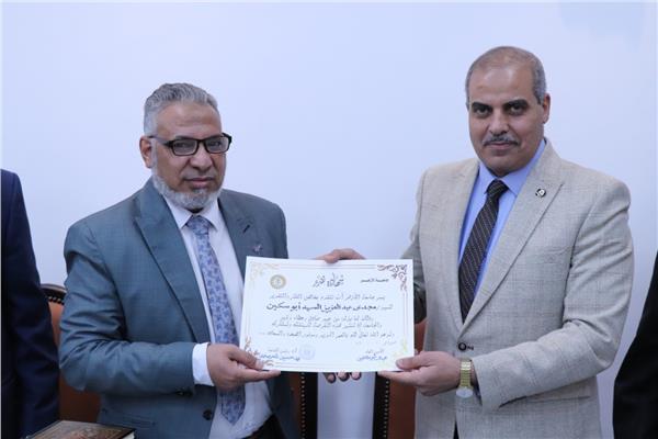 الدكتور محمد المحرصاوي خلال تكريمه الأستاذ مجدي عبد العزيز، أمين عام الجامعة