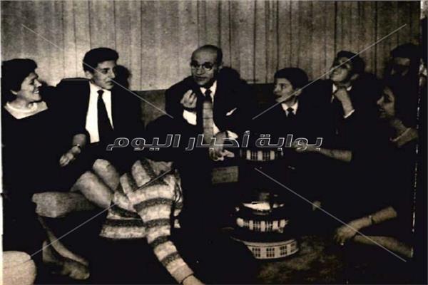 موسيقار الأجيال محمد عبدالوهاب وسط أسرته - أرشيف أخبار اليوم