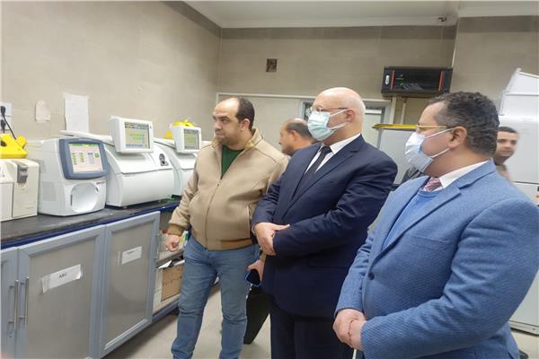 فى جولة مفاجئة.. رئيس جامعة بنها يتفقد المستشفى الجامعى للاطمئنان على الخدمة الصحية