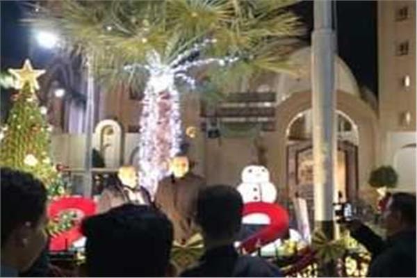شجرة الكريسماس تزين ميدان صيدناوي في المنيا 