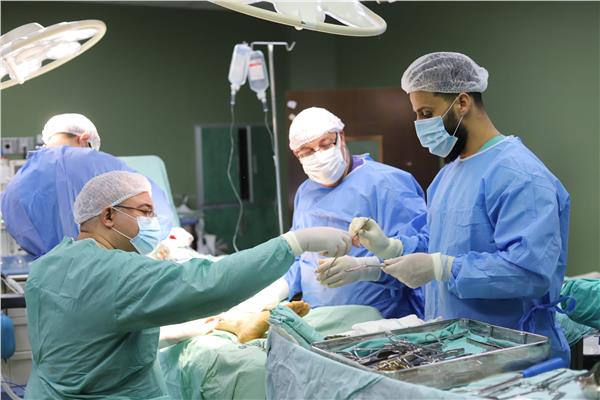 فريق طبي مصري يجري 19 عملية نوعية ومعقدّة لمرضى فلسطينيين بغزة